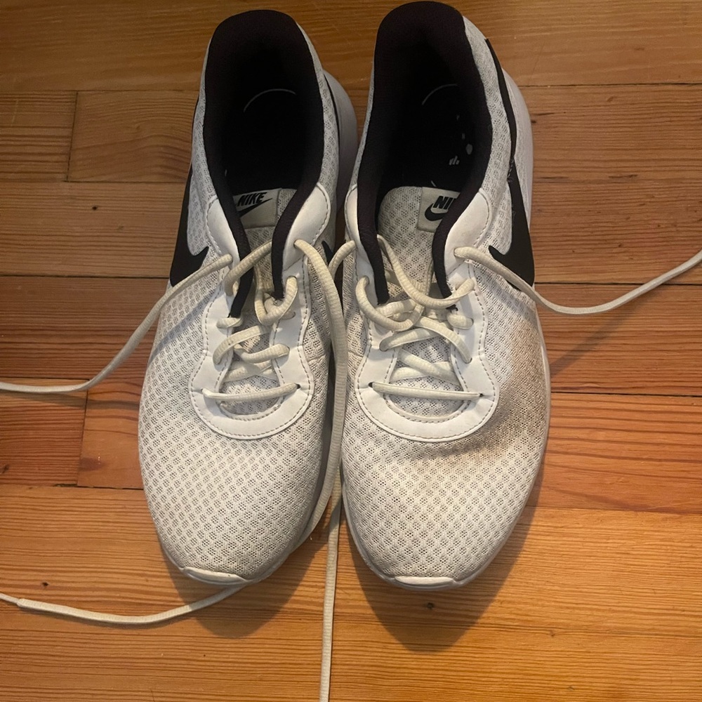 Women Black and White Nike Women Running sneakers
